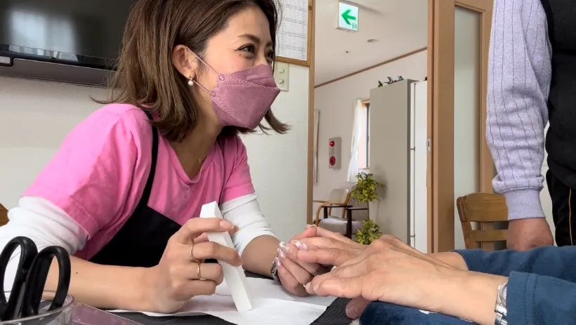 施設訪問でのネイル施術中の様子