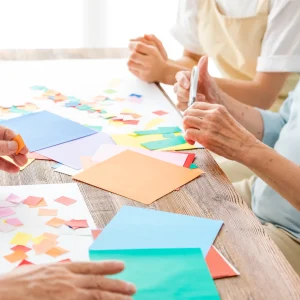 高齢者が見やすい色は何色？なぜ色が見えにくくなるのか理由も解説！