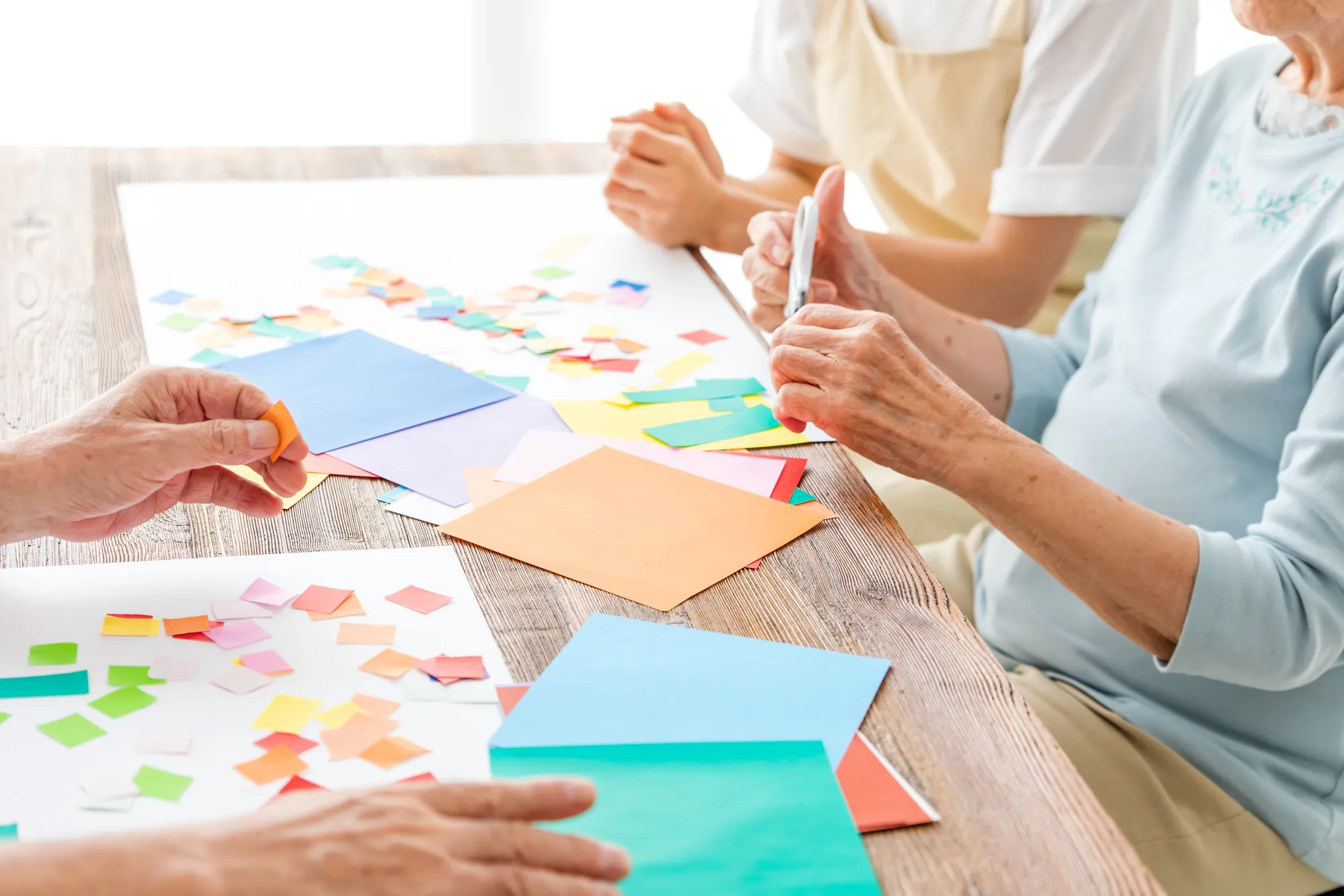 高齢者が見やすい色は何色？なぜ色が見えにくくなるのか理由も解説！