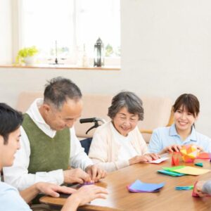 高齢者を笑わせるおすすめの方法を紹介！笑いは必要？どんな効果があるかも解説