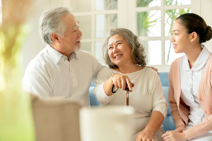 高齢者との会話に困らない話題8選！NGなネタや話が弾む会話術も紹介