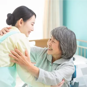 高齢者介護におけるコミュニケーションの目標や重要性を解説！役立つスキルや話題選びのコツとは？