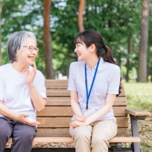 認知症の方とのコミュニケーションが上手くいくコツ5選！症例別の対応方法も