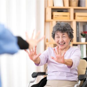 認知症の予防におすすめの手遊び7選！レクリエーションで行う際のポイントも