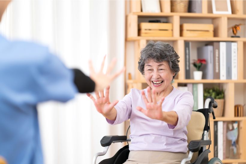 認知症の予防におすすめの手遊び7選！レクリエーションで行う際のポイントも
