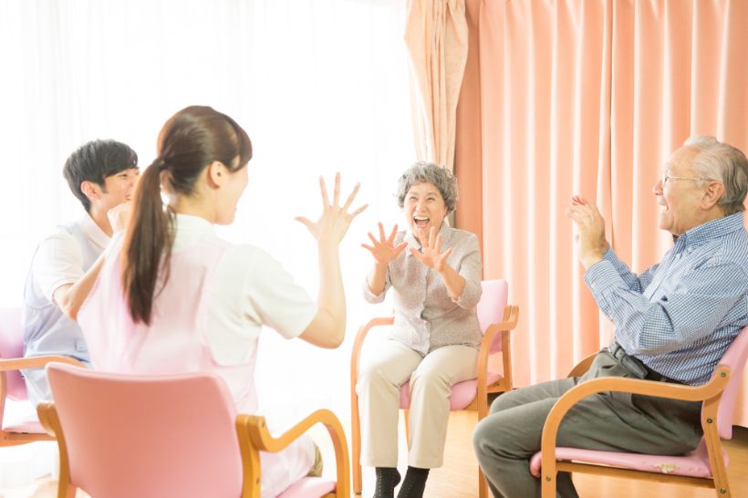 手遊びレクリエーションで楽しく認知症予防をしよう!