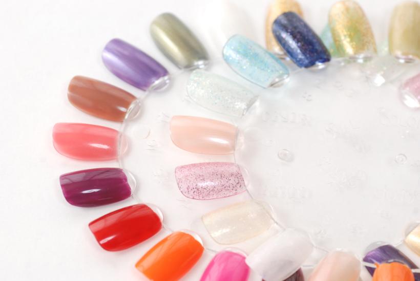 高齢者のネイルにおすすめの色は？似合う色とNGカラー、選び方のポイントも！